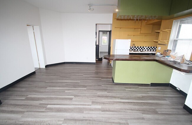 Foto del edificio - CHARMING 2 BEDROOM TUDOR REVIVAL APARTMENT W/ SOME VIEWS