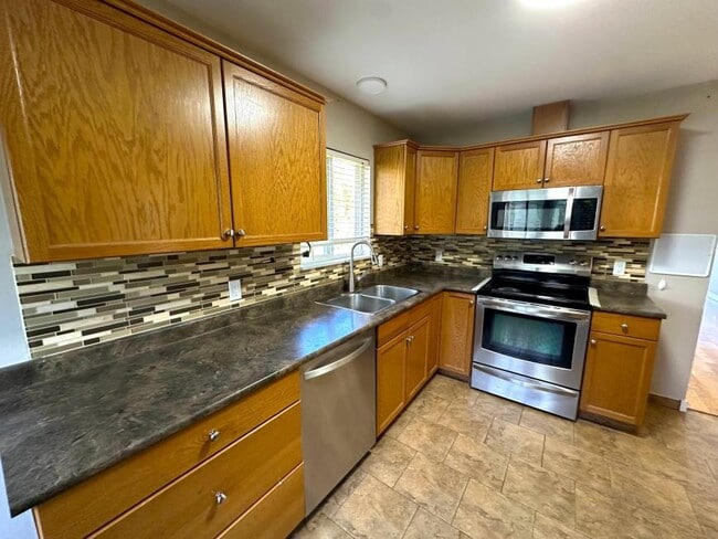 Photo du bâtiment - 4 bedroom in Prince George BC V2N 5J8