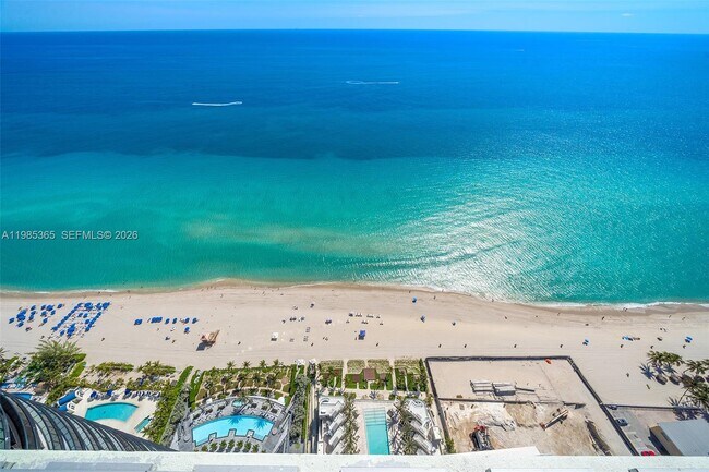 Foto del edificio - 18501 Collins Ave