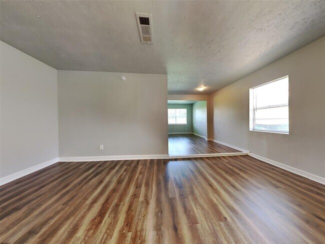 Foto del edificio - 5319 Crestmont St