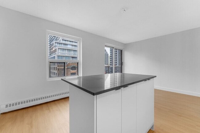 Building Photo - 145 York St