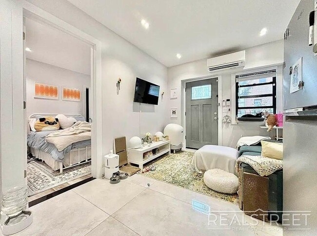 Building Photo - Brand New Gorgeous 1.5 bedroom with Centra...