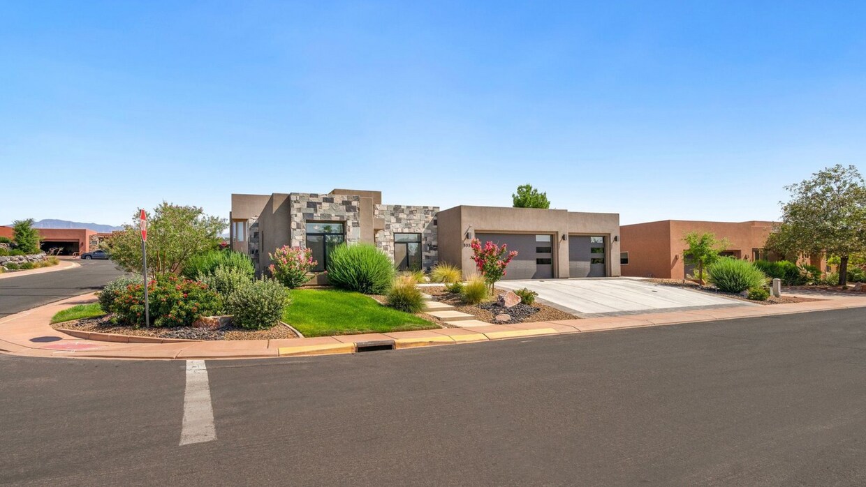 Foto principal - Luxurous 4 Bedroom Golf Course Home