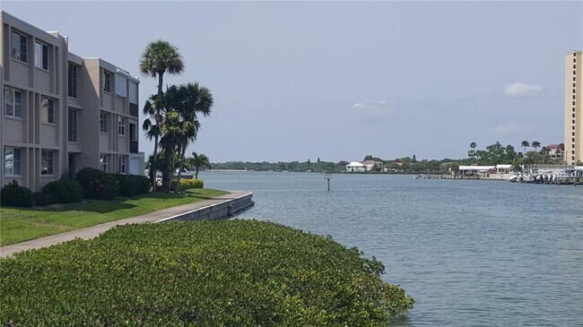 Foto del edificio - 7425 Bay Island Dr S