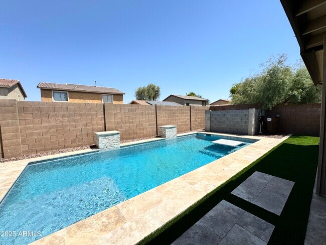 Foto del edificio - 45008 Miramar Rd