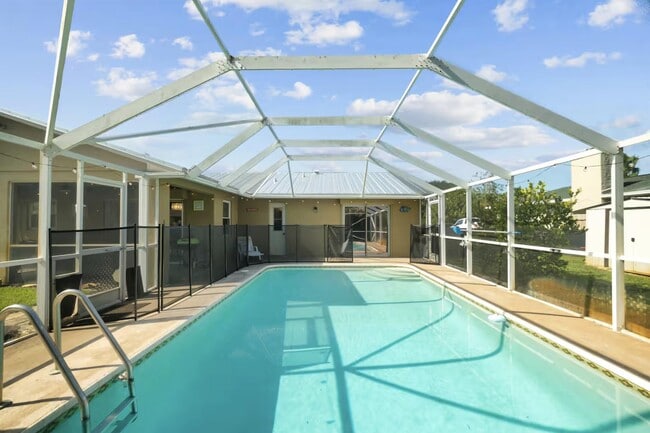 Building Photo - 730 SE White Ave