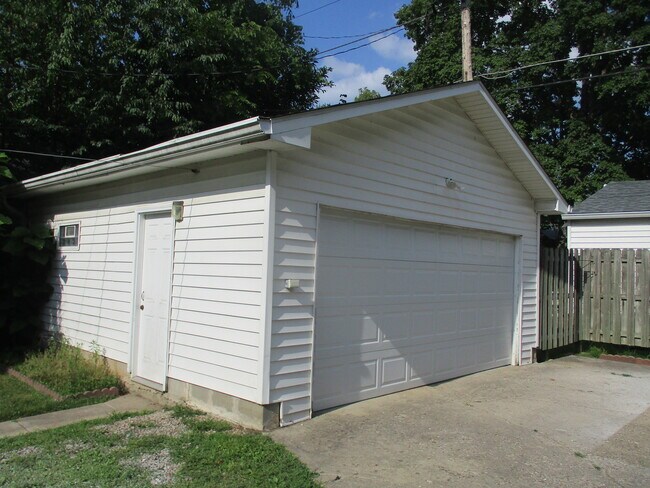 2-Car Detached Garage - 4249 Fairview Ter