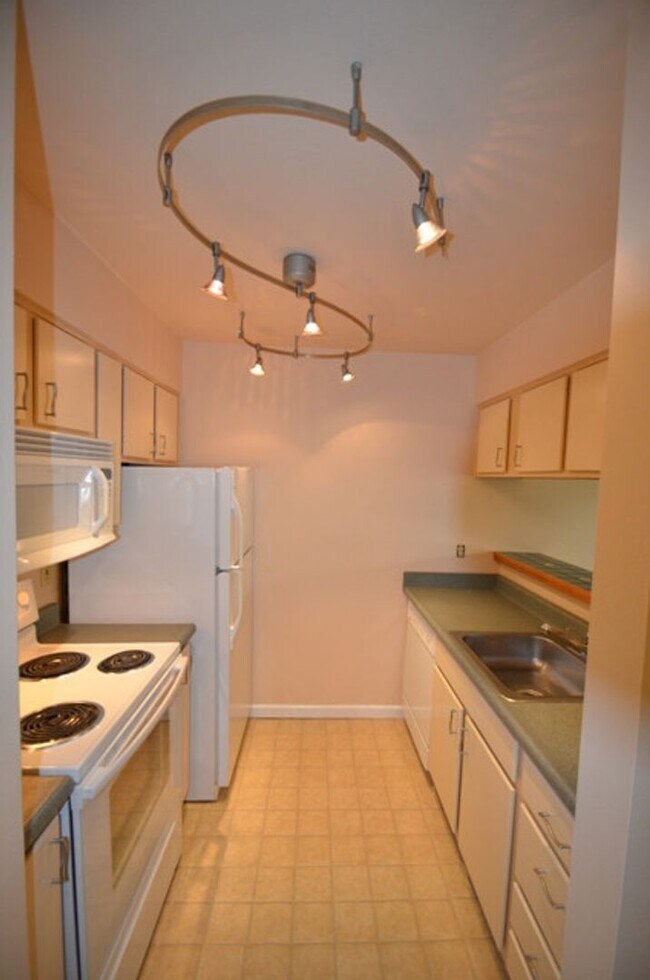 Foto del edificio - Ambassador II - 1BR Condo - Great Location...