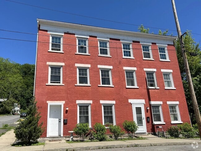 Building Photo - 211 Catherine St