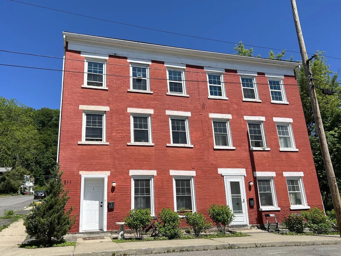 Primary Photo - 211 Catherine St