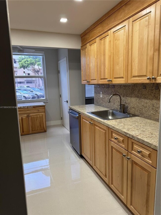 Foto del edificio - 16450 Miami Dr