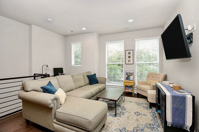 Foto del edificio - 323 Uptown West Drive