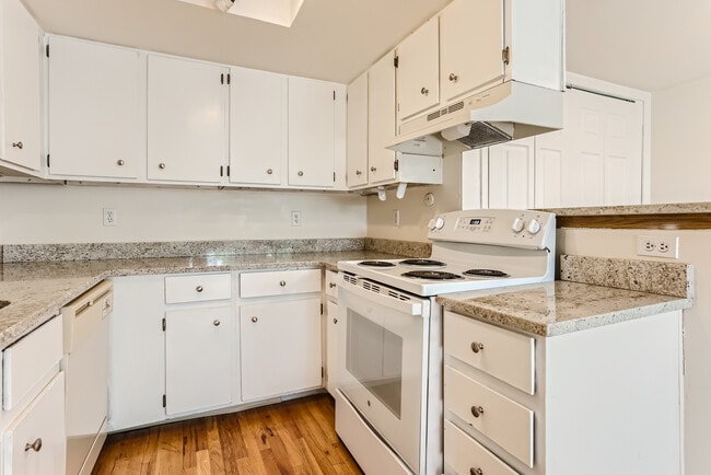 Building Photo - 17050 E Ford Dr