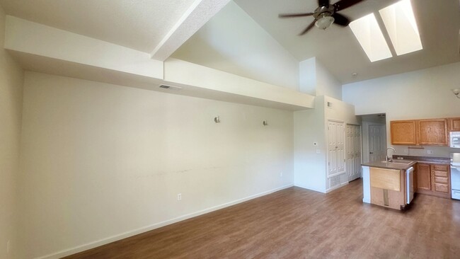 Building Photo - Great Location for 1 Bed 1 Bath + Full Lof...