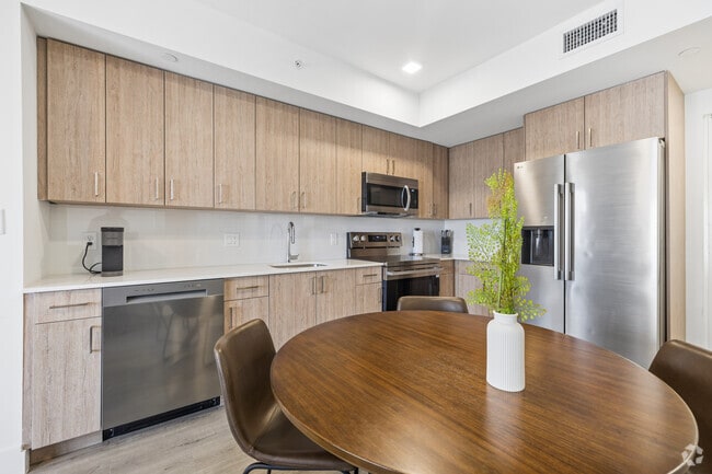 2BR, 2BA - 750SF - Kitchen - 1025 Metro
