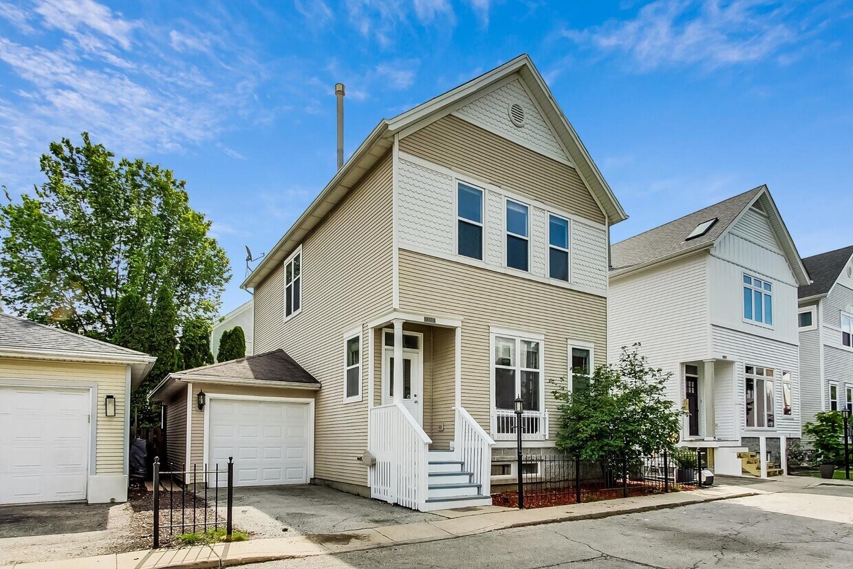 Primary Photo - 2853 N Wolcott Ave