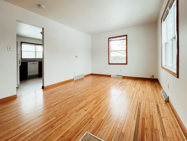 Building Photo - 921 Rainbow Dr