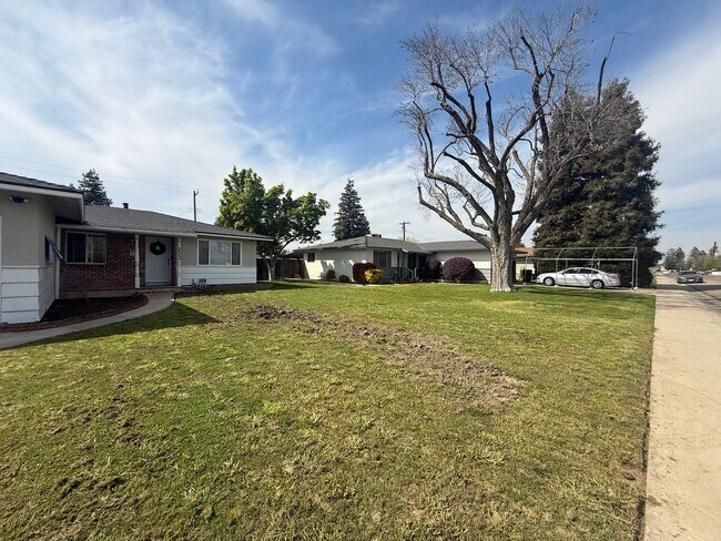 Foto del edificio - 3 bedrooms, 2-bathroom home with pool in Visalia, CA!