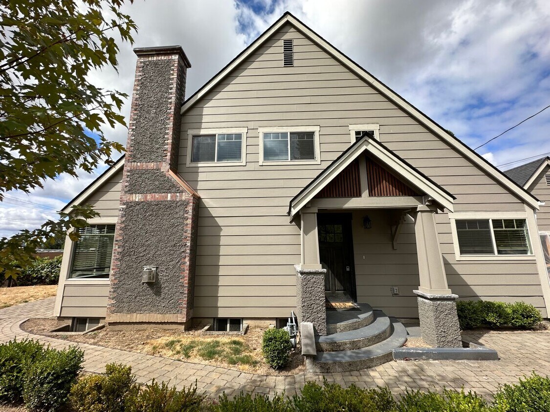 Primary Photo - 11035 SW Center Street ~ Outstanding Home ...