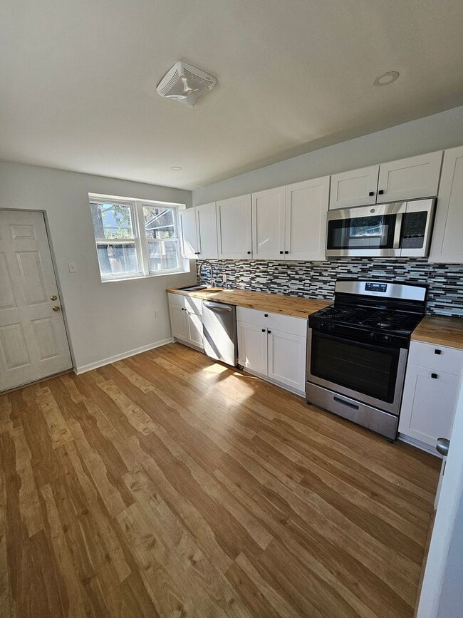 Building Photo - Stunning remodeled 3-Bedroom, 2 bath Townh...