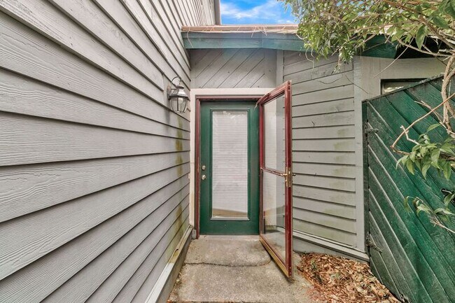 Building Photo - 1105 Hidden Cove Dr