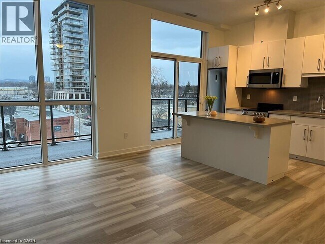 Building Photo - 2007 James St