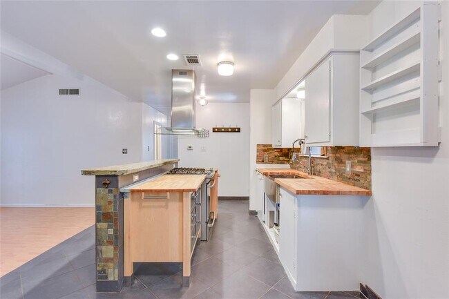 Foto del edificio - 4900 Brushy Ridge Dr