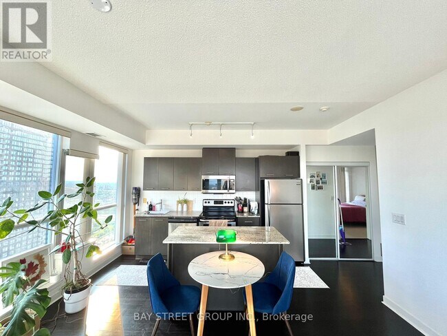 Photo du bâtiment - 360 Square One Dr