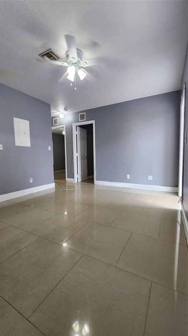 Foto del edificio - 2221 NW 4th Ct