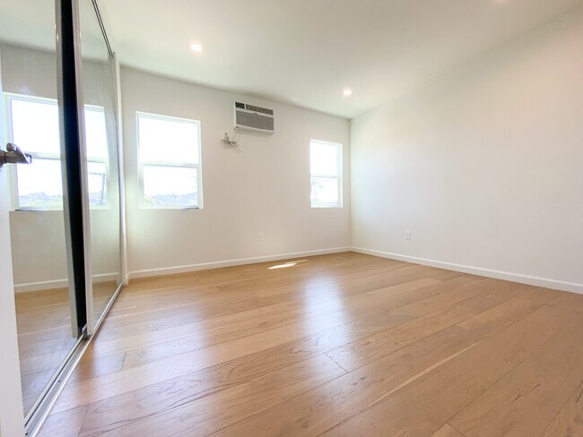 Foto del edificio - 3003 S Cloverdale Ave