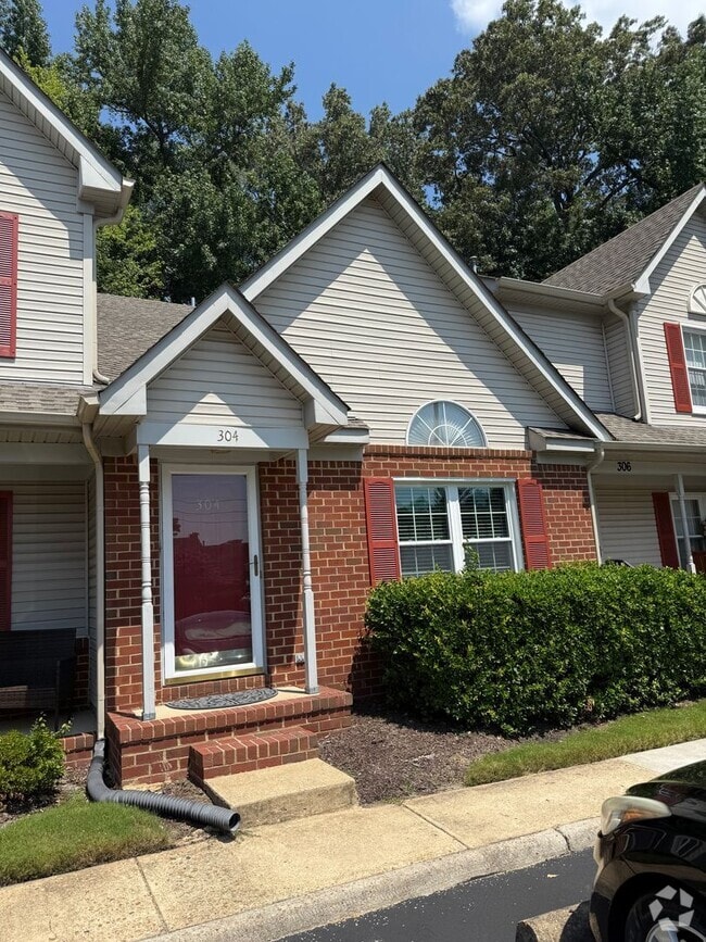 Building Photo - 304 S Hill Ln