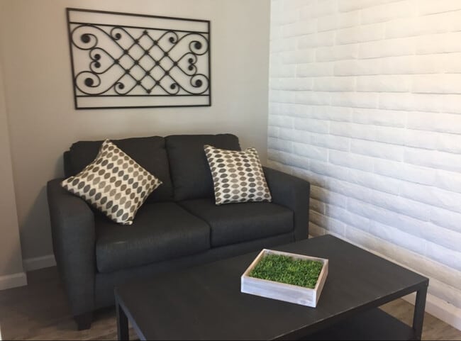 Building Photo - 1628 W Lindley Dr