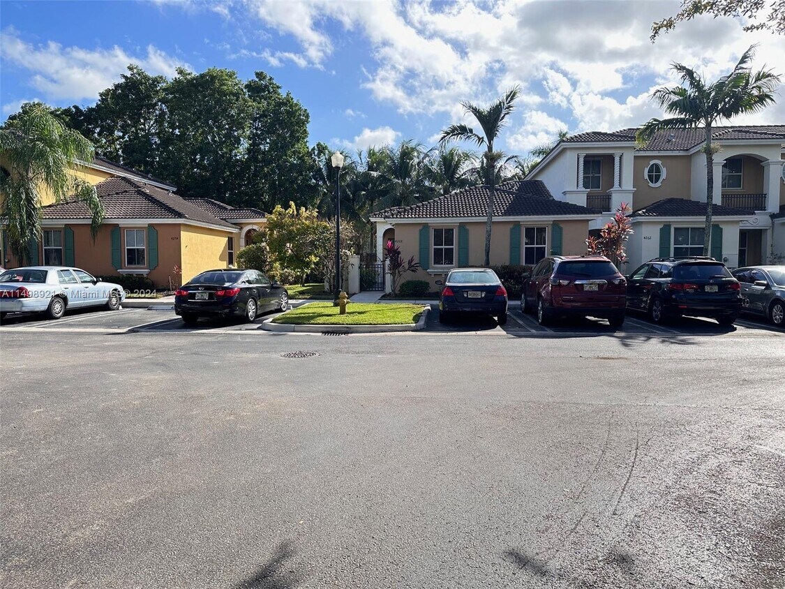 Foto principal - 4268 NE 9th St