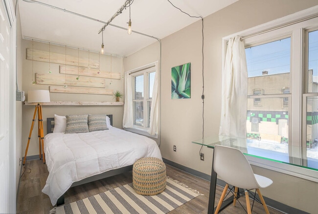 Building Photo - 532 W College Ave