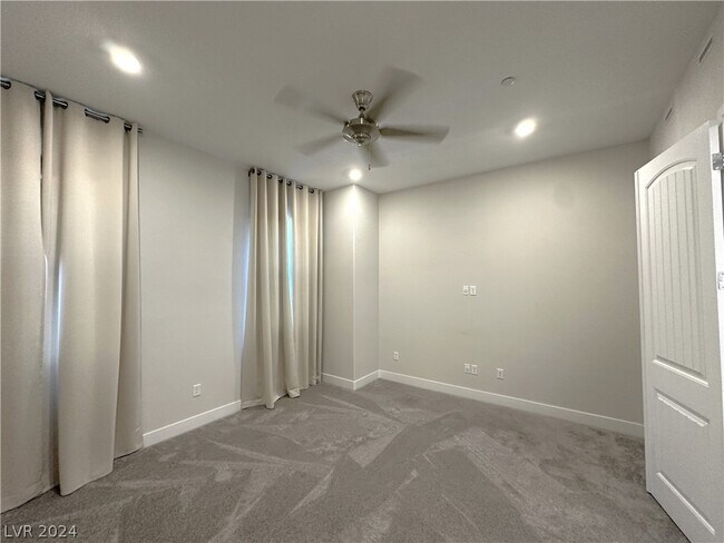 Building Photo - 624 Sylvan St