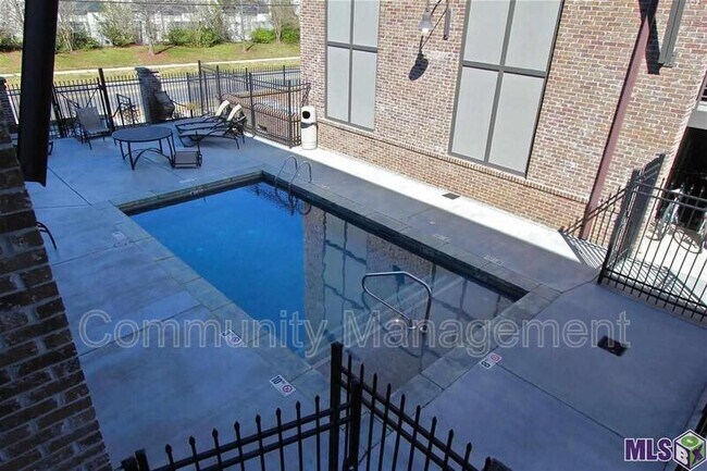 Building Photo - 333 E Boyd Dr