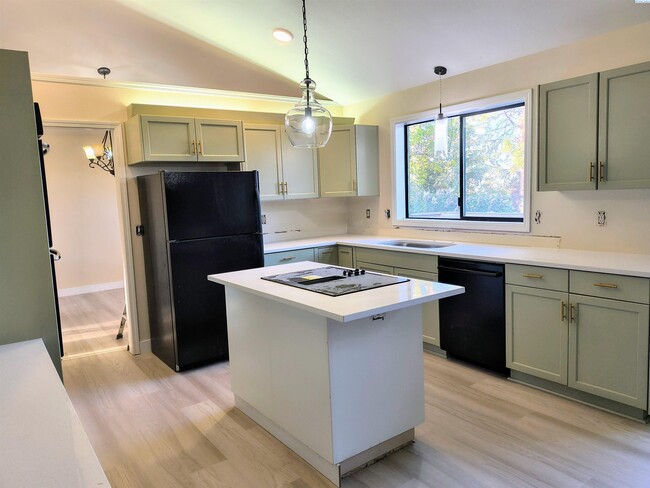 Foto del edificio - New Remodel! 4 Bed, 3 Ba, Deck, Basketball...