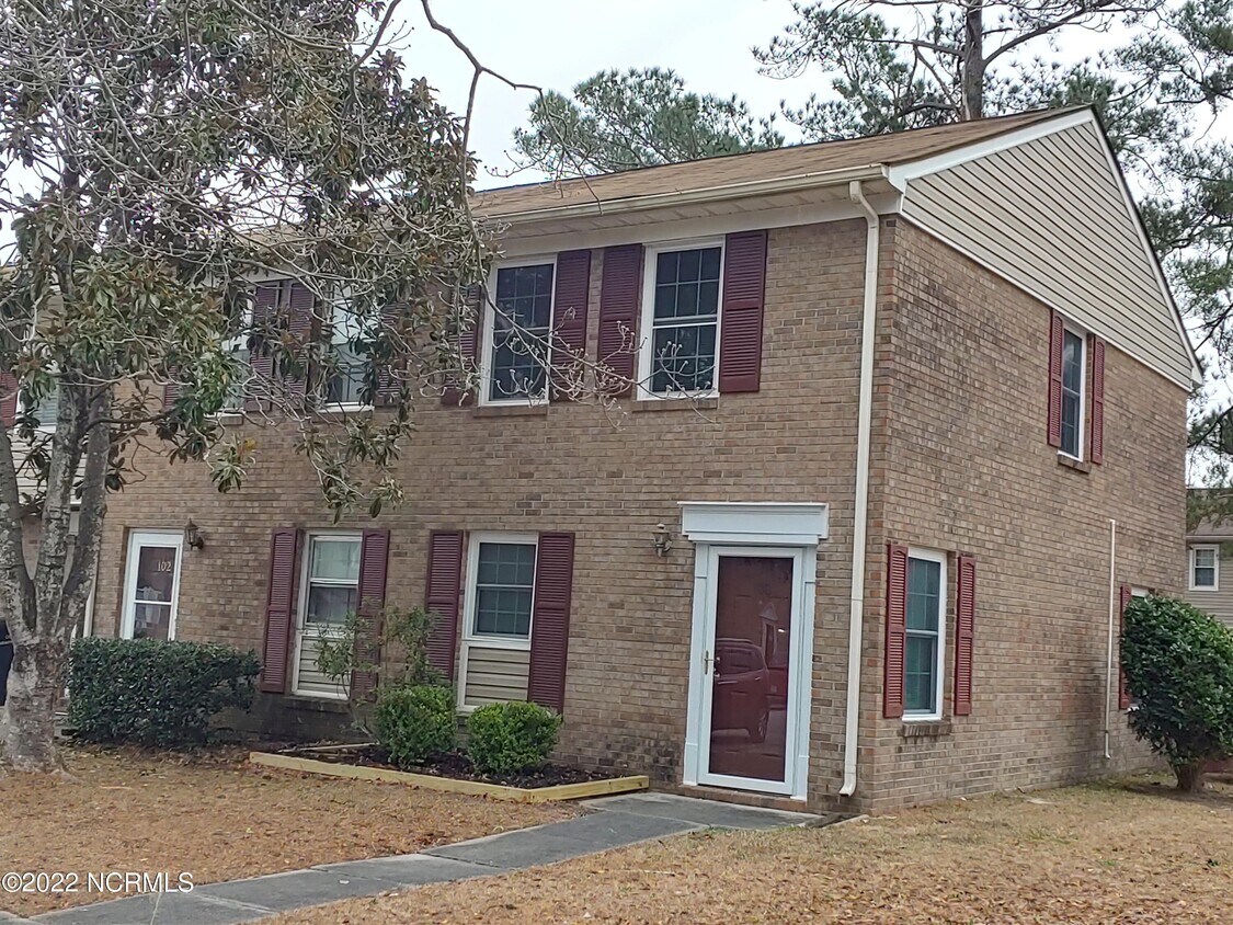 Primary Photo - 100 King George Ct