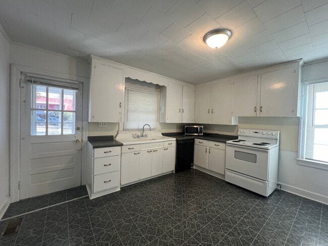 Building Photo - Ready to show!