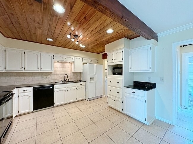 Building Photo - Custom Remodeled Townhome off Jefferson Hwy
