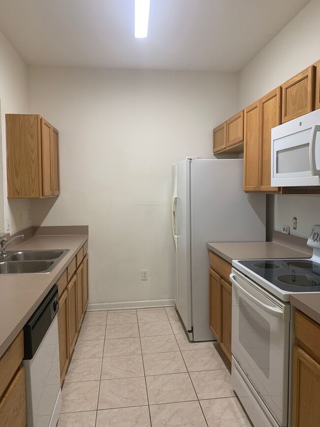 Building Photo - "Move In Special" $250 OFF First Month's Rent - Lovely 3 Bedroom 2 Bath Condo