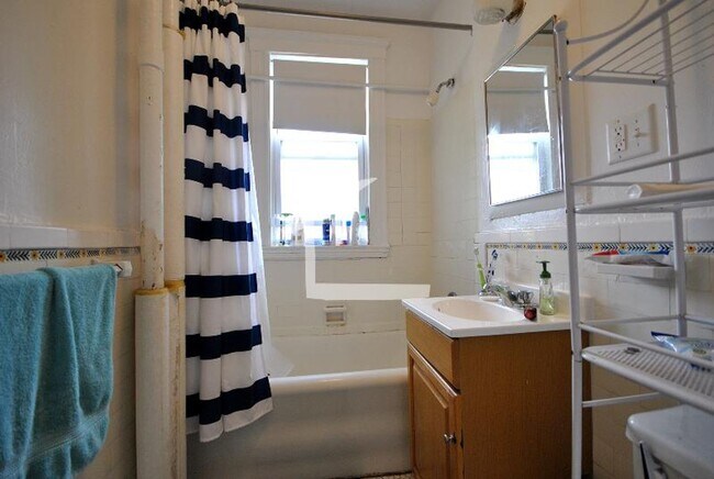 Building Photo - No Brokers fee, No Security Deposit, heat,...