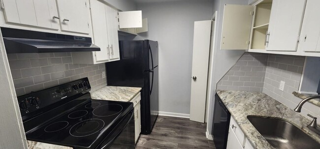 Building Photo - 1BR 1BA Gated Condominium