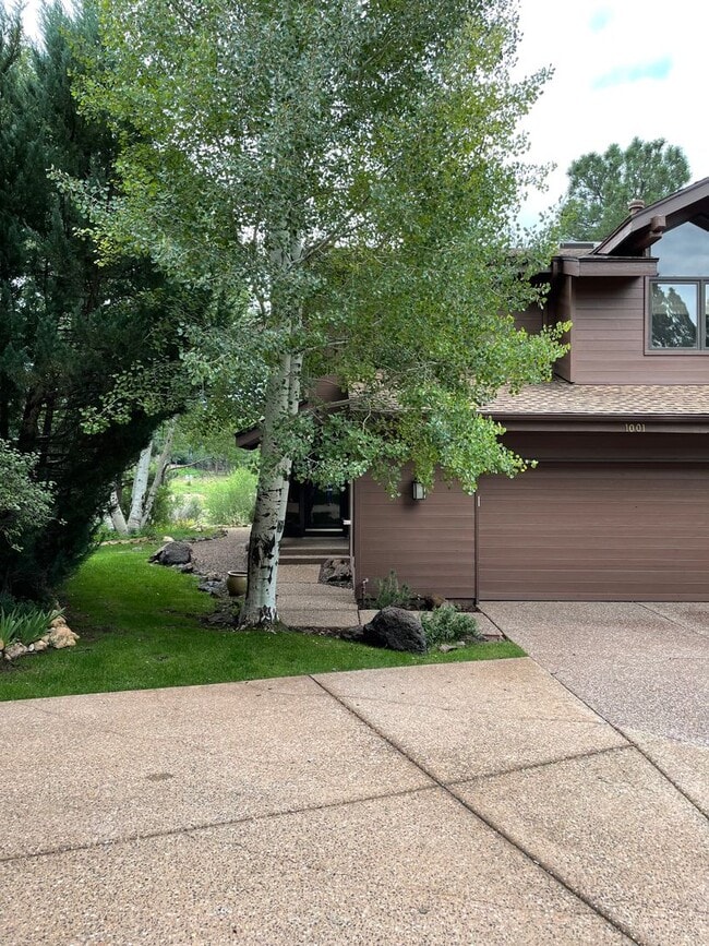 Building Photo - Beautiful Lakepoint Townhome