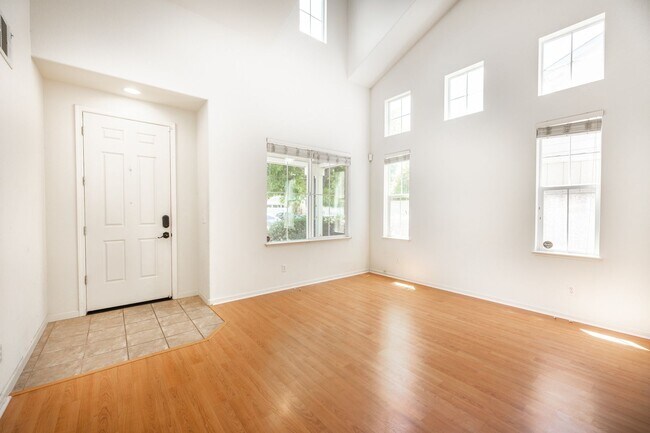 Foto del edificio - Large Single Family Home in Desirable Univ...