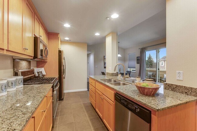 Foto del edificio - Stunning Top-Floor Condo with Open Layout, Modern Upgrades, and Prime Location 6 MONTH LEASE