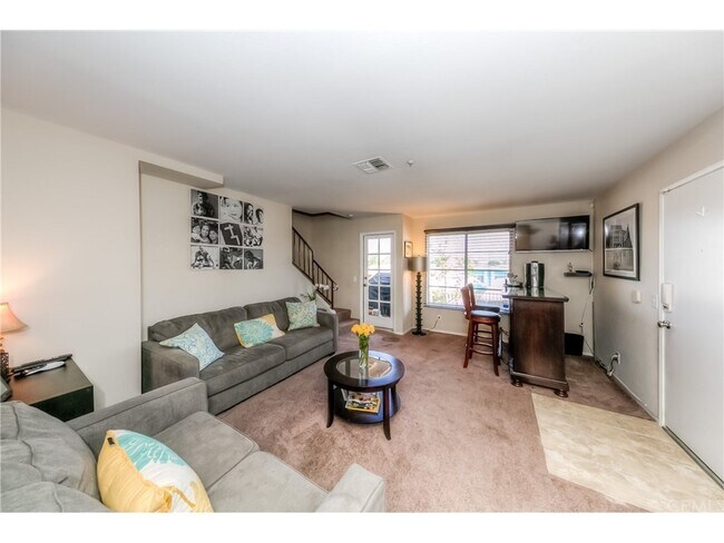 Sala de estar espaciosa - 8615 Beverly Blvd