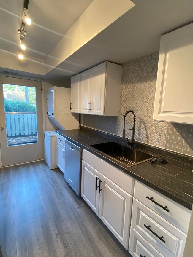 Photo - 7376 Countrybrook Dr Apartment