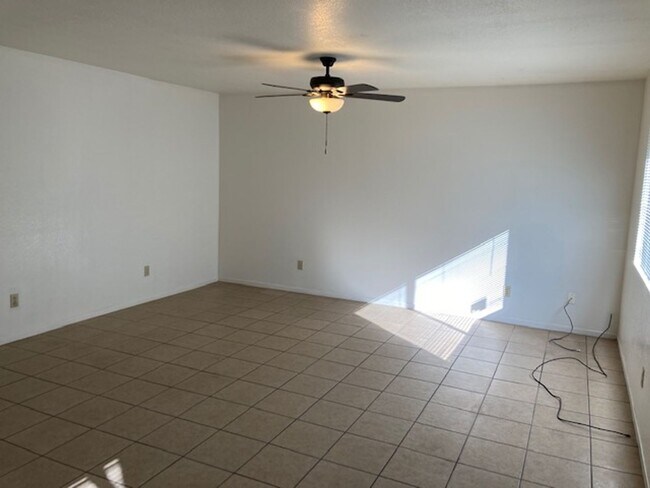 Foto del edificio - 860 W Commercial Ave