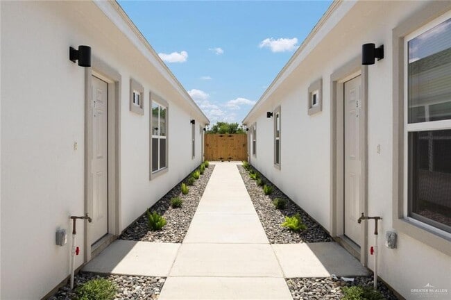 Building Photo - 16 S Alamo Rd